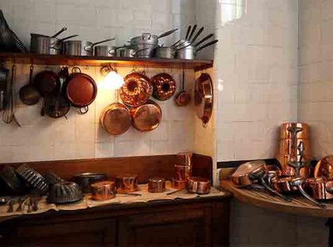 Vastu Tips: घराच्या या कोपऱ्यात चुकूनही ठेवू नका भांडी, होणार नाही भरभराट