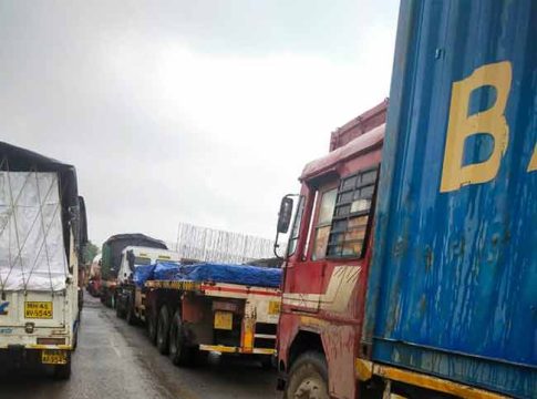 कारभार सुधारा अन्यथा कारवाई करू - नितीन गडकरी