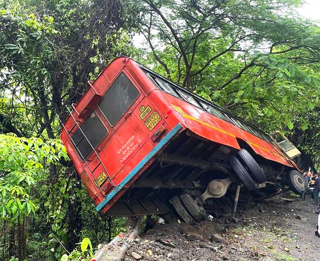 Alibaug accident : कार्लेखिंडीच्या वळणावर अलिबाग-पनवेल एसटी बसला अपघात