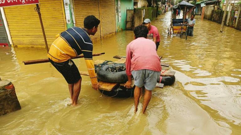 Assam Floods : आसाममध्ये ब्रह्मपुत्रा नदीचा कहर, घरे बुडाली पाण्यात, अनेक लोक बेघर; पुराने घेतला ९७ जणांचा बळी