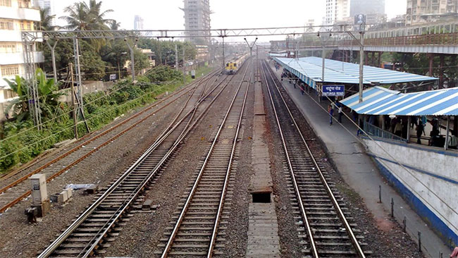 Central railway : दुष्काळात तेरावा महिना! माटुंगा मध्य रेल्वे स्थानकावर रुळाला तडे