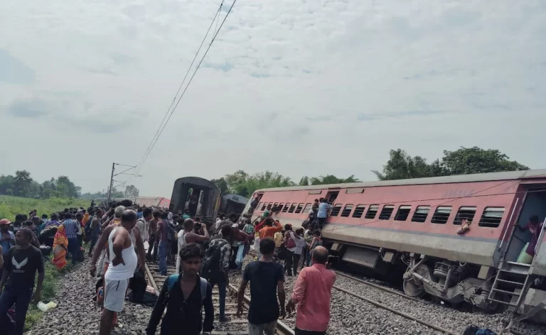 Dibrugarh Express : उत्तर प्रदेशमध्ये दिब्रुगड एक्स्प्रेसचे डबे रुळावरून घसरले