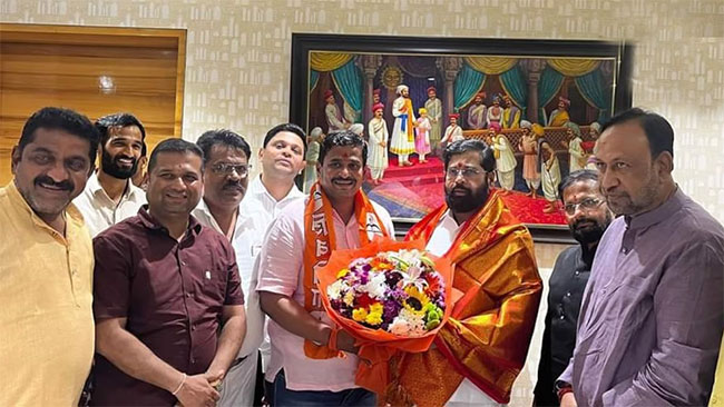 Shinde Vs Thackeray : ऐरोलीत ठाकरेंना मोठा धक्का! माजी नगरसेवकांचा शिनसेनेत प्रवेश