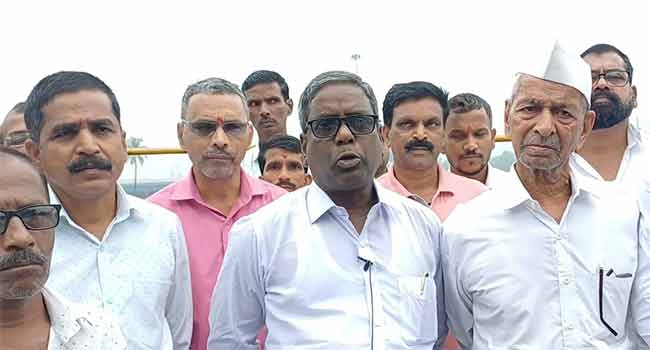 ‘ग्रासीम इंडस्ट्रीज’ विरोधात ग्रामस्थांचे गेटसमोर आंदोलन!