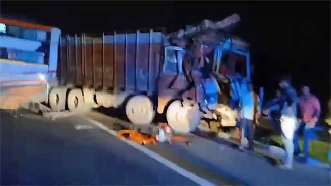 Gujrat Accident : गुजरातमध्ये प्रवासी बस आणि ट्रकचा भीषण अपघात; ६ जण ठार!