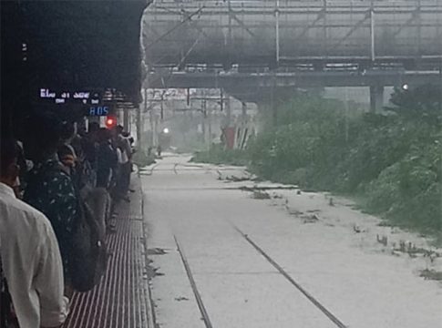 मध्य रेल्वे ठप्प, सायन, कुर्ला आणि दादर दरम्यान रेल्वे ट्रॅक पाण्याखाली
