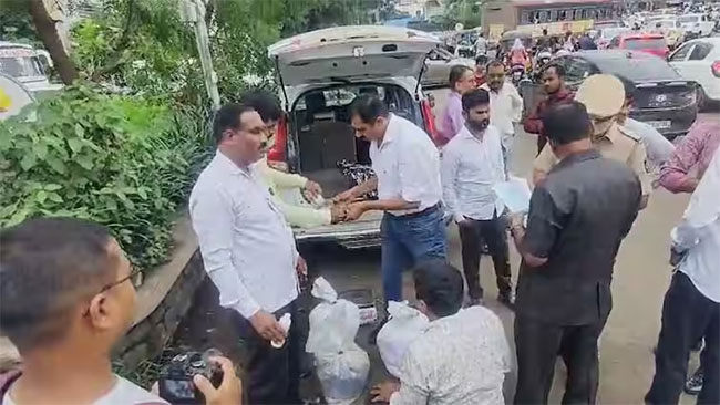 Nashik news : ऑनलाईन बुक केलेल्या गाडीत लाखोंचा गांजा! नाशिकमधील धक्कादायक प्रकार