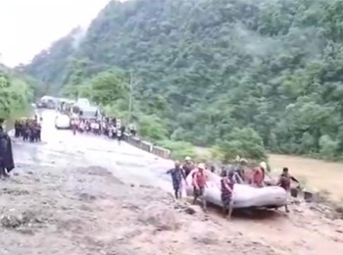 Nepal landslide : नेपाळमध्ये झालेल्या भूस्खलनात दोन बसेस वाहून गेल्या!