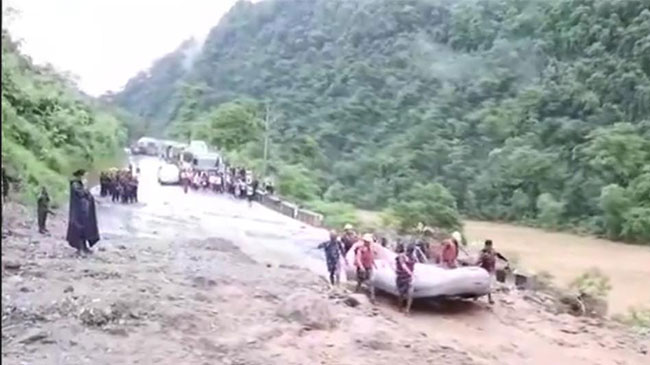 Nepal landslide : नेपाळमध्ये झालेल्या भूस्खलनात दोन बसेस वाहून गेल्या!