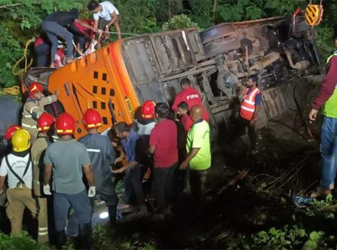 Accident news : विठ्ठलदर्शनाला निघालेल्या भक्तांच्या बसला अपघात! ५ जणांचा मृत्यू