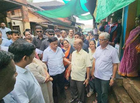 नुकसान भरपाईसाठी तातडीने पंचनामे करा; भाजप नेते खासदार नारायण राणे यांनी खारेपाटण येथील पूरातील नुकसानीची केली पाहणी