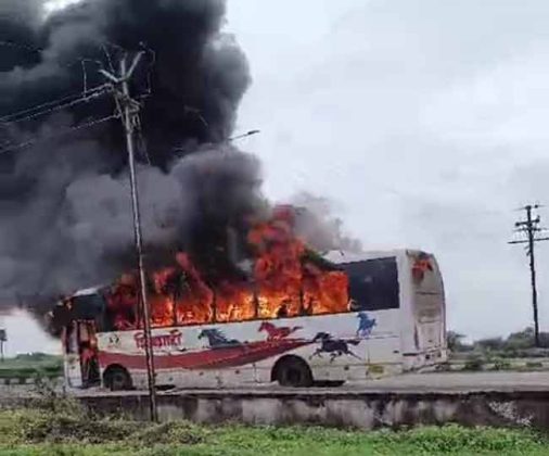आगार व्यवस्थापकाच्या चुकीच्या निर्णयाचा एसटीला फटका; शिवशाही बस जळून खाक