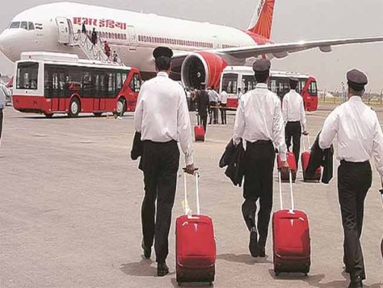 Air India : एअर इंडियाच्या कर्मचाऱ्यांच्या नोकरीवर टांगती तलवार!