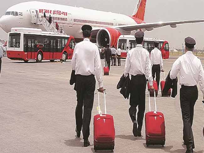 Air India : एअर इंडियाच्या कर्मचाऱ्यांच्या नोकरीवर टांगती तलवार!