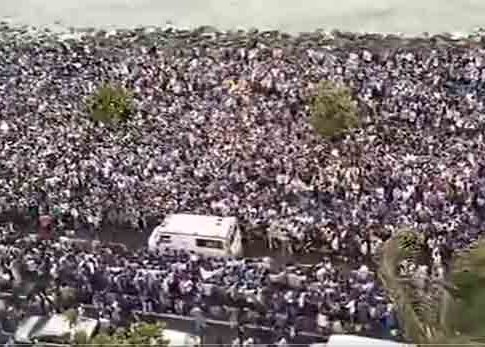 Video: मरीन ड्राईव्हवर गर्दीत अडकली अ‍ॅम्ब्युलन्स, चाहत्यांनी असा दिला रस्ता