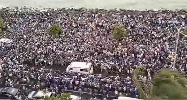 Video: मरीन ड्राईव्हवर गर्दीत अडकली अ‍ॅम्ब्युलन्स, चाहत्यांनी असा दिला रस्ता