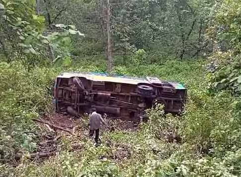 Amravati News : भीषण अपघात! प्रवाशांनी भरलेली बस दरीत कोसळली