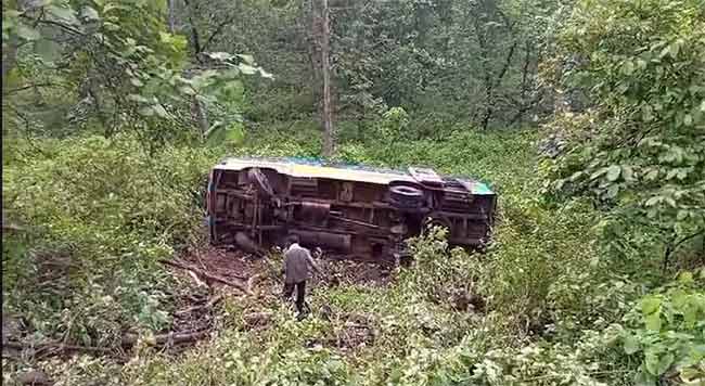 Amravati News : भीषण अपघात! प्रवाशांनी भरलेली बस दरीत कोसळली