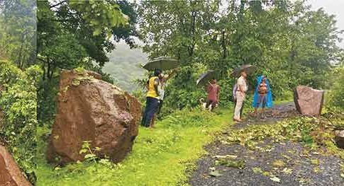 किनेश्वरवाडी रस्त्यावर कोसळले दरडींसोबत महाकाय दगड