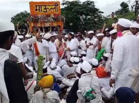 Dnyaneshwar Mauli Palkhi : ज्ञानोबांच्या पादुकांचे दर्शन न मिळाल्याने वारकऱ्यांचा रथासमोर ठिय्या!