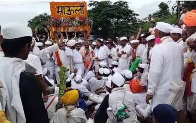 Dnyaneshwar Mauli Palkhi : ज्ञानोबांच्या पादुकांचे दर्शन न मिळाल्याने वारकऱ्यांचा रथासमोर ठिय्या!