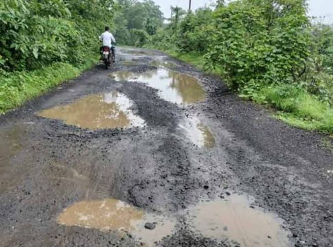 Road Pits : रस्त्यांची झाली चाळण; वाहनचालक हैराण