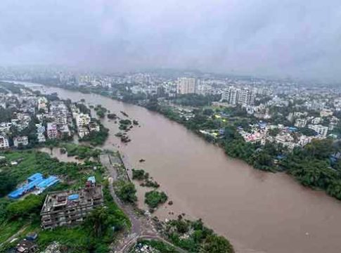 Pune News : घरभर चिखल, पिण्याच्या पाण्याचे वांदे, वीज खंडित; पुणेकरांचे होतायत मोठे हाल!