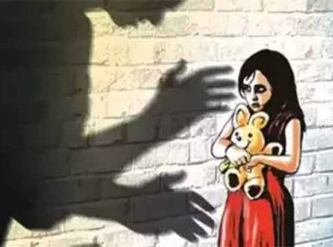 Mumbai News : संतापजनक! ५ वर्षीय चिमुकलीवर शेजाऱ्याकडून अत्याचार