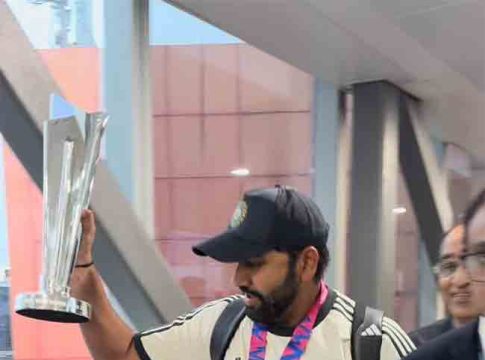 Team india: टी-२० वर्ल्डकप ट्रॉफी घेऊन टीम इंडिया भारतात दाखल