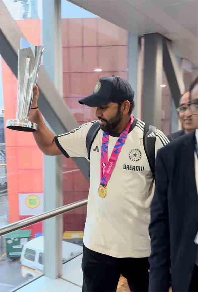 Team india: टी-२० वर्ल्डकप ट्रॉफी घेऊन टीम इंडिया भारतात दाखल