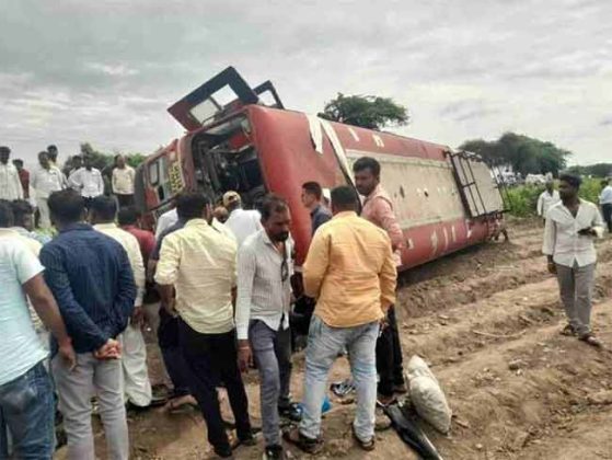 Solapur Accident : भीषण अपघात! चालकाला अचानक फिट आल्याने भरधाव बस उलटली
