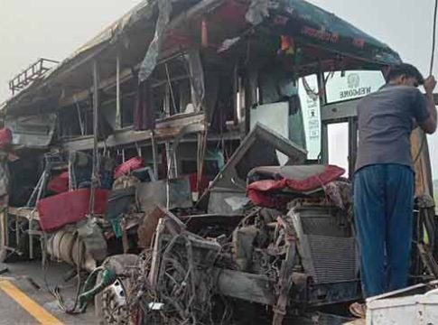 Bus Accident : भीषण अपघात! डबल डेकर बसची दूध टँकरला जोरदार धडक