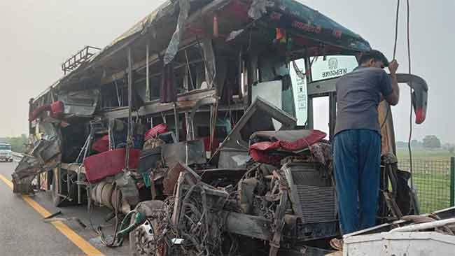 Bus Accident : भीषण अपघात! डबल डेकर बसची दूध टँकरला जोरदार धडक