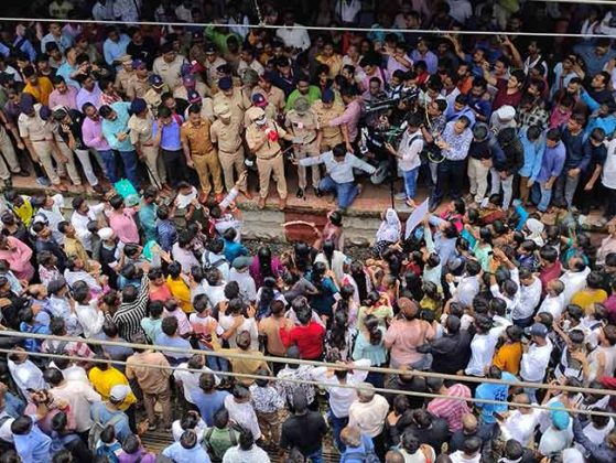 Badlapur जनक्षोभ! नराधमाला फासावर लटकविण्यासाठी संतप्त नागरिक, पालक रस्त्यावर