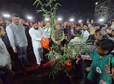 CM Eknath Shinde : सर्व महापालिकांनी त्यांच्या क्षेत्रात एक लाख झाडे लावावीत, मुख्यमंत्र्यांचे निर्देश!
