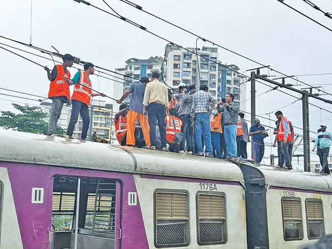 ठाकुर्ली स्टेशन दरम्यान रेल्वेची ओव्हर हेड वायर तुटल्याने रेल्वेचा खोळंबा