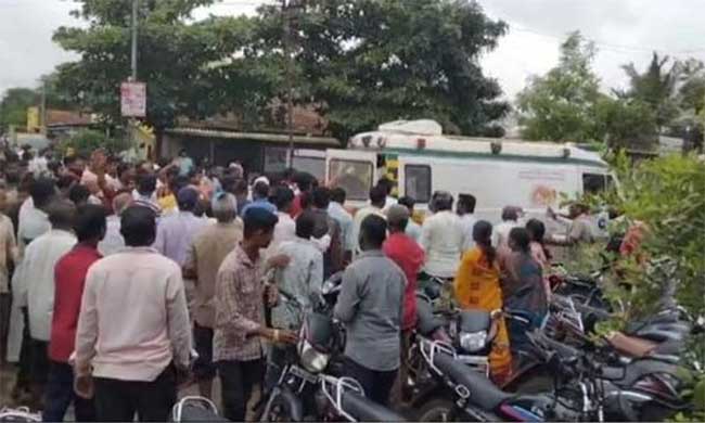 Kolhapur news : कोल्हापुरात पुराच्या पाण्यात ट्रॅक्टर उलटल्याने ८ जण वाहून गेले!