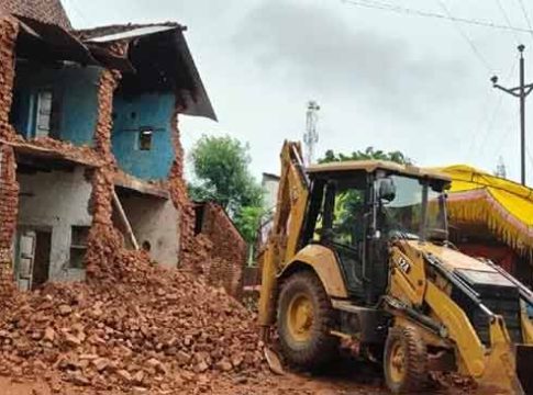 MP Wall Collapse : धक्कादायक! मातीचे शिवलिंग बनवताना भिंत कोसळल्याने ९ चिमुकल्यांचा मृत्यू