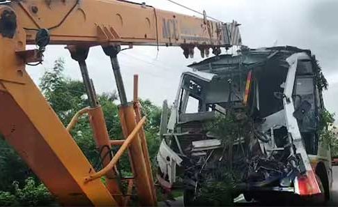 Jalna Accident : जालन्यात बसची ट्रकला जोरधार धडक! अपघातात १७ जण जखमी