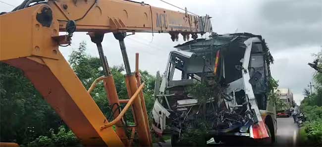 Jalna Accident : जालन्यात बसची ट्रकला जोरधार धडक! अपघातात १७ जण जखमी