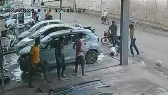 Nashik crime : नाशिकमध्ये दिवसाढवळ्या हत्याकांड! लोखंडी रॉडने सपासप १३ वार करत तरुणाला संपवलं