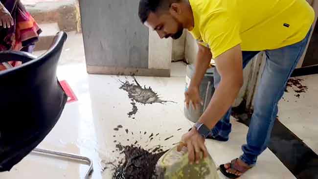 रस्त्यावरील गटारीचे सांडपाणी घरात!