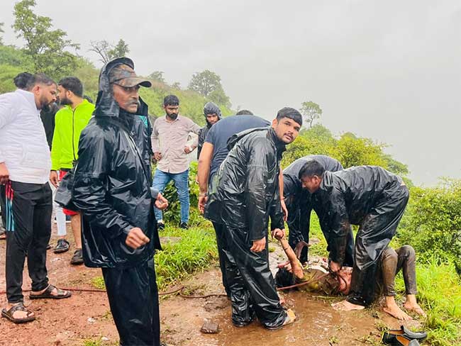 Satara News : सेल्फी काढताना तरुणी २५० फूट दरीत कोसळली आणि…
