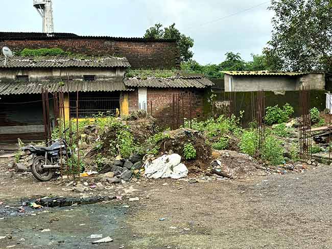 बुद्ध विहाराचे बांधकाम अर्धवट ठेवून ठेकेदार फरार, मागील वर्षभरापासून काम अपूर्णच