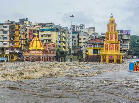 Nashik Rain Update : यंदाच्या मोसमातील गोदावरीला दुसरा पूर, दुतोंड्या मारुतीच्या छातीपर्यंत पाणी, जिल्ह्यातील १० धरणांमधून विसर्ग सुरु