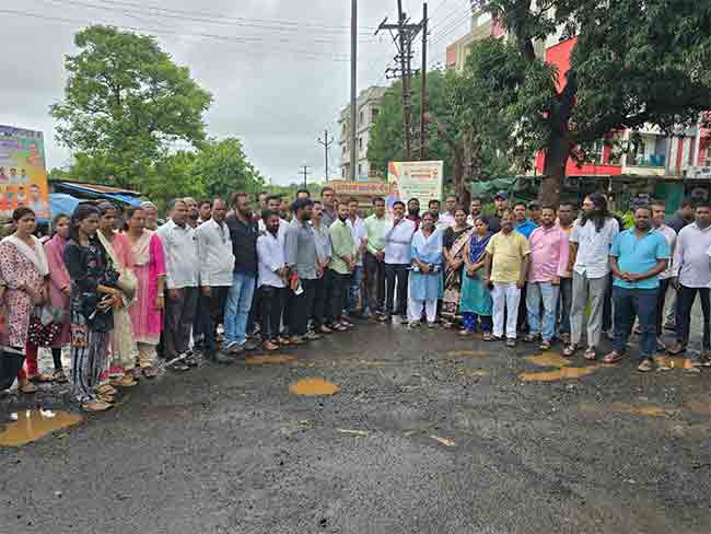 पाच वर्षीय चिमुकलीवर लैंगिक अत्याचार करणाऱ्या परप्रांतीय नराधमांच्या विरोधात आदिवासी चौकात निषेध मोर्चा