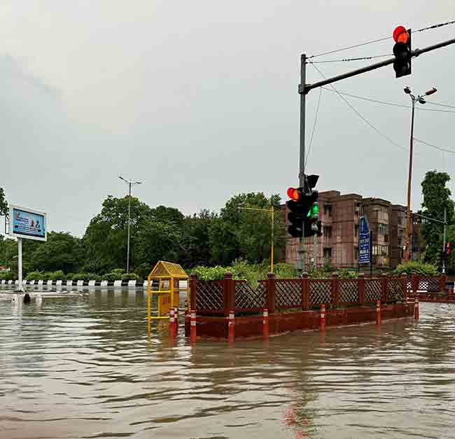 Delhi Rains: मुसळधार पावसामुळे राजधानी दिल्लीत पाणीच पाणी