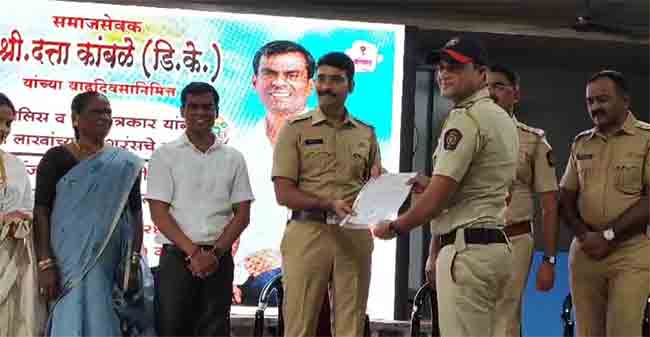 पोलीस व पत्रकारांना प्रत्येकी पाच लाखाचा विमा वाटप तर सार्वजनिक शाळेला क्रीडा साहित्य भेट