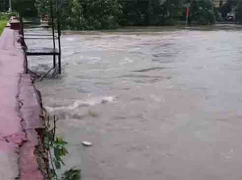 Rain: वाहने-घरे पाण्यात, गुजरातचे रस्ते बनले नद्या, हवामान विभागाकडून रेड अलर्ट