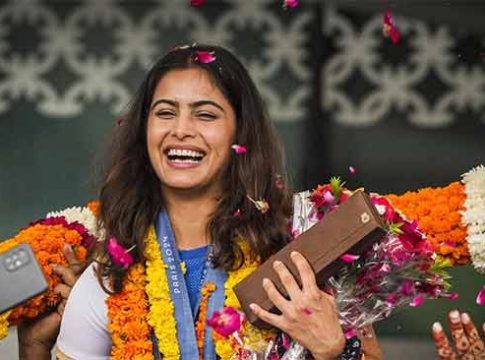Manu Bhaker : मनू भाकर भारतात दाखल; चाहत्यांकडून जंगी स्वागत!